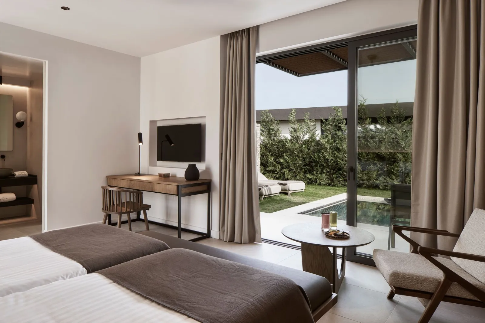 The Olivar Suites, Mesongi, Grčka — Junior Suite with Private Pool