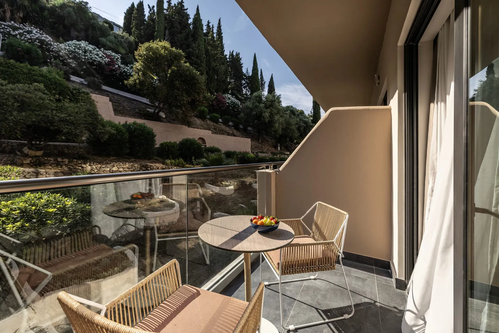 Valmar Corfu, Agios Ioannis Peristeron, Grčka — Family Room with bunk beds and sliding door Inland View