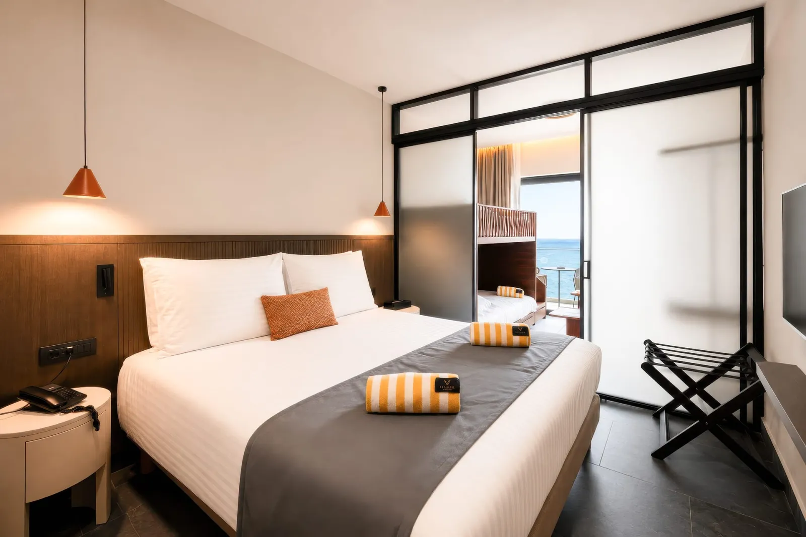 Valmar Corfu, Agios Ioannis Peristeron, Grčka — Family Room with bunk beds and sliding door Sea View