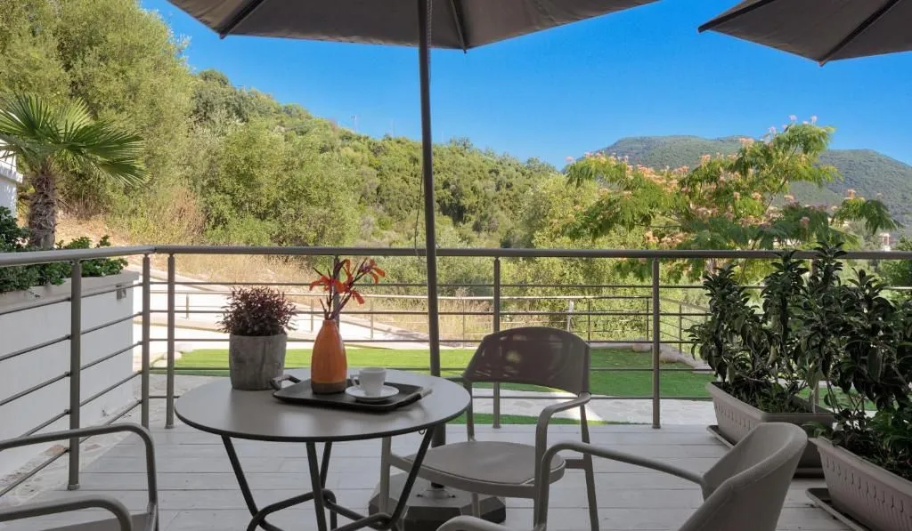 Prima Vista Beachfront Boutique Hotel, Agia Paraskevi – Sivota, Grčka — Double Room with Garden and Mountain view