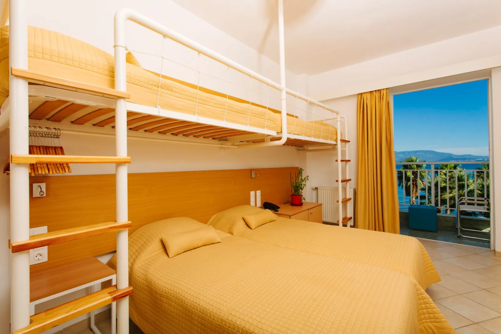 Hotel Sissy Kamena Vourla, Grčka — Sea view standard family room with bunkbeds