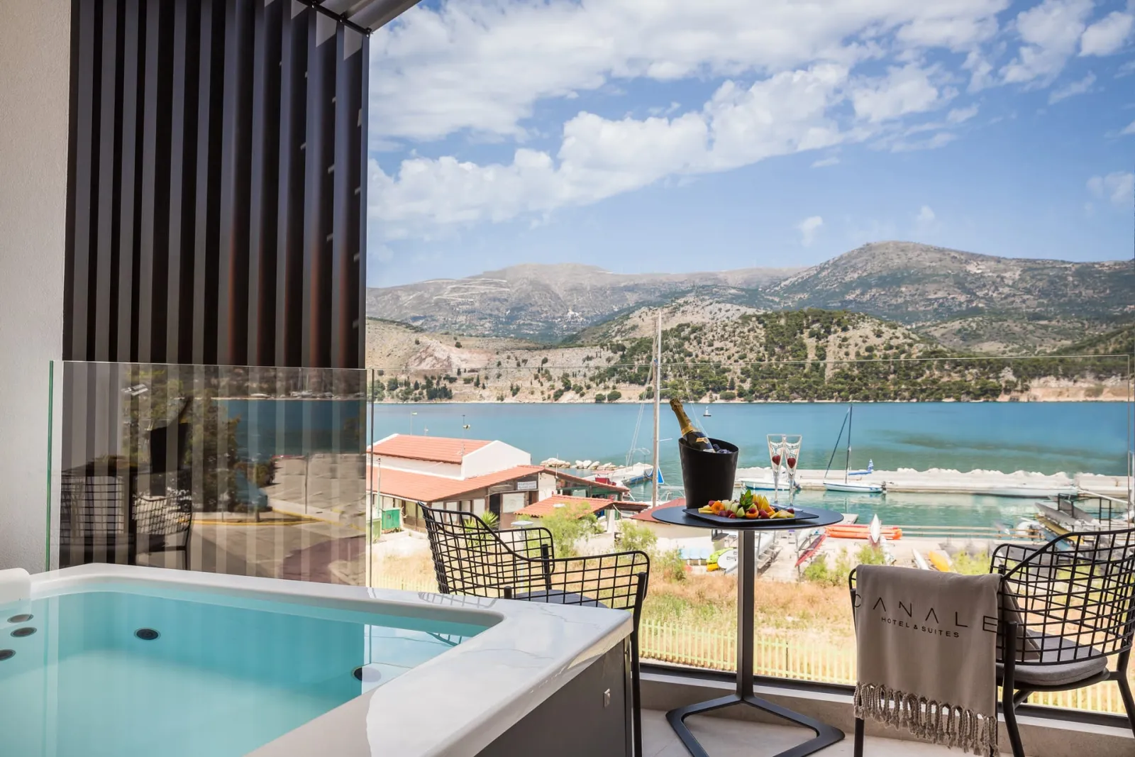 Canale Hotel & Suites, Argostoli, Grčka — Executive Suite with Sea View and Private Jacuzzi