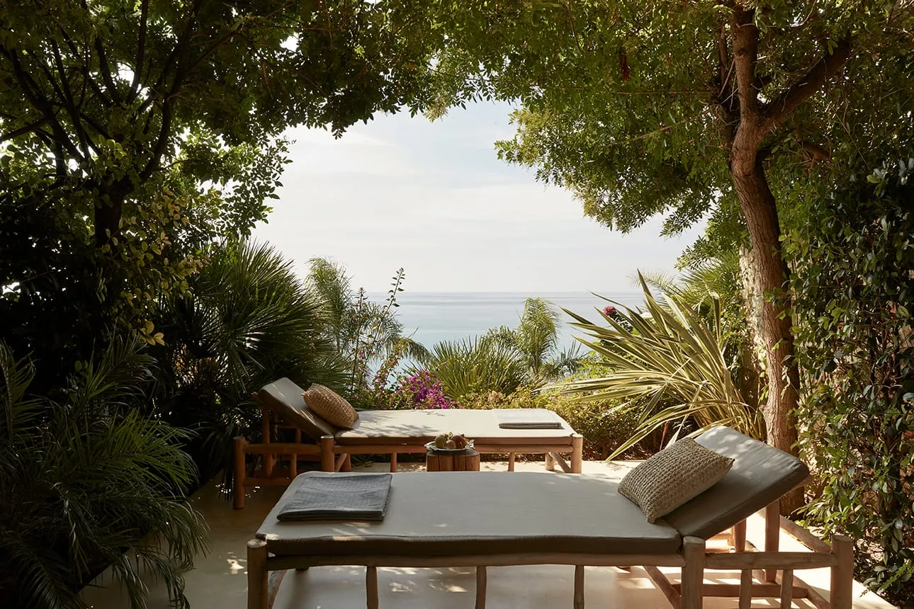 F ZEEN KEFALONIA, Lourdata, Grčka — Superior Raw Retreat