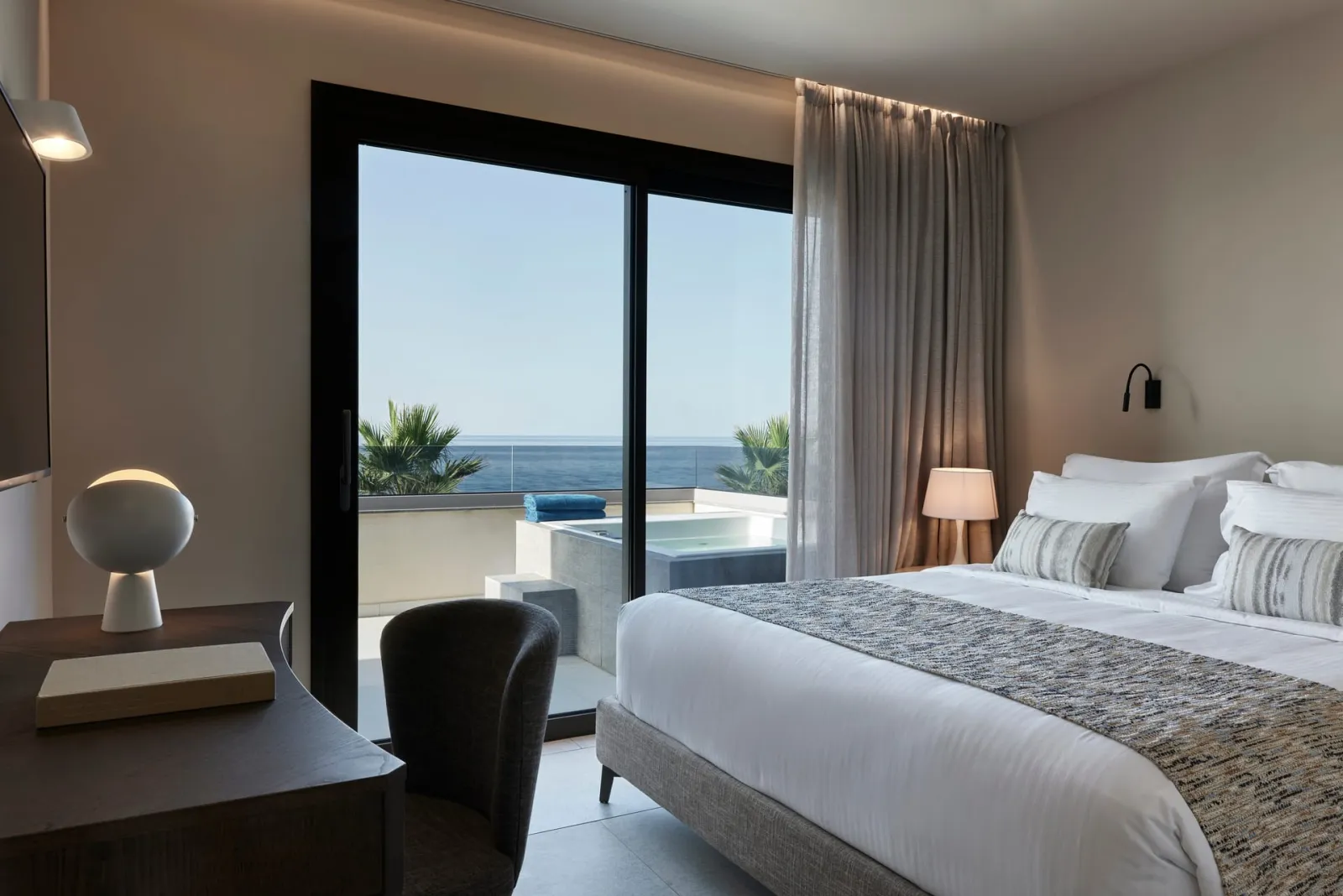 Amira Luxury Resort & Spa Adults Only, Rethymno, Grčka — Executive Suite Sea Front with Outdoor Jacuzzi