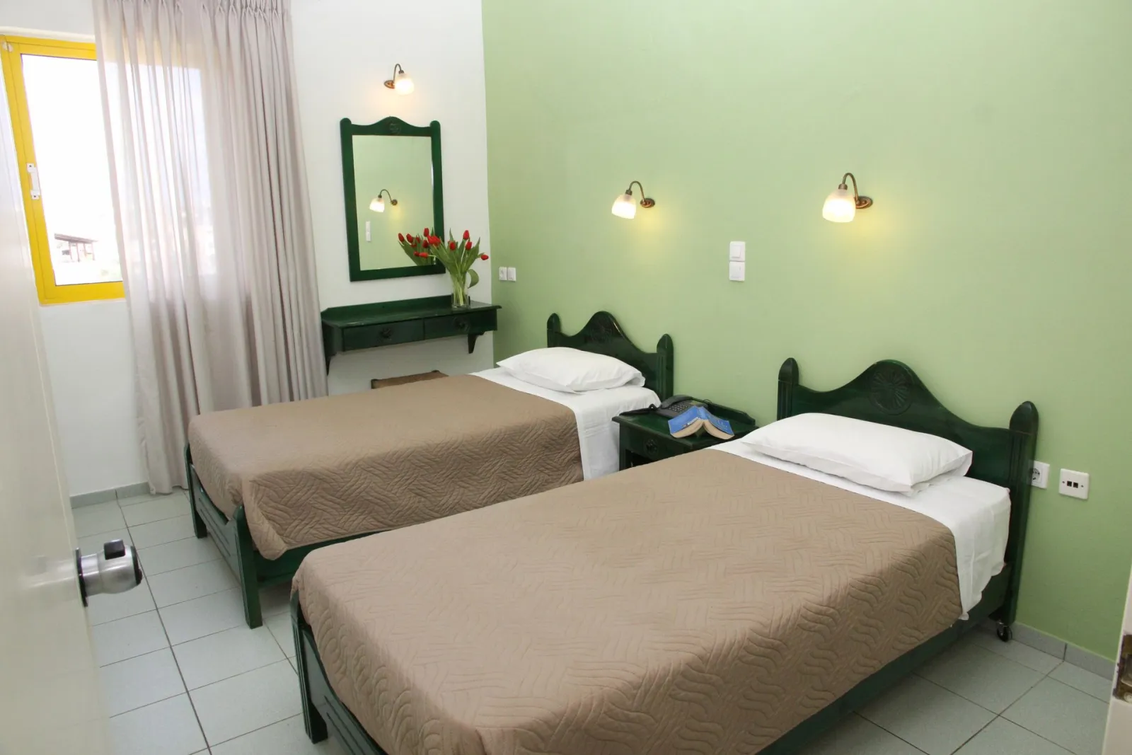 Apollon Hotel Apartments Rethymno, Rethymno, Grčka — Two Bedroom Apartment with Mountain and Pool View