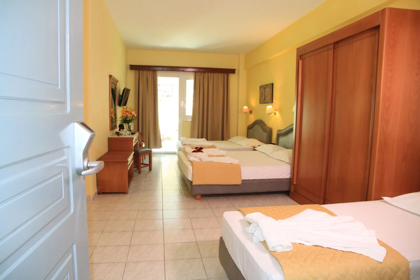 Dedalos Beach Hotel, Rethymno, Grčka — Family Garden View Room