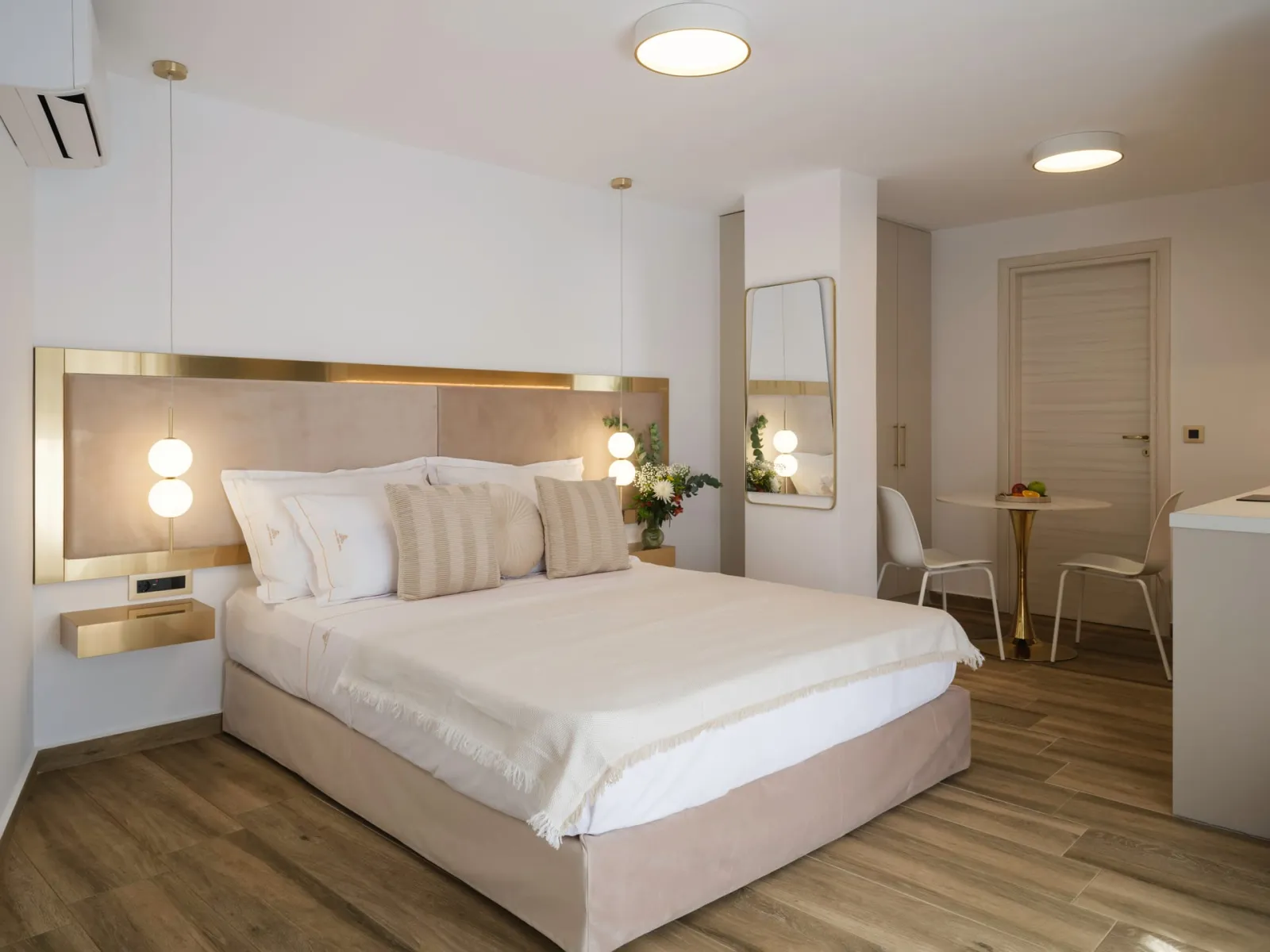 Golden Luxury Suites, Bali, Grčka — Junior Suite with Street View