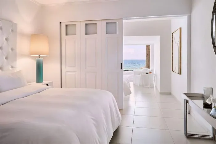 Grecotel Luxme White, Rethymno, Grčka — Suite Petit Yali with Sharing Pool Sea Front