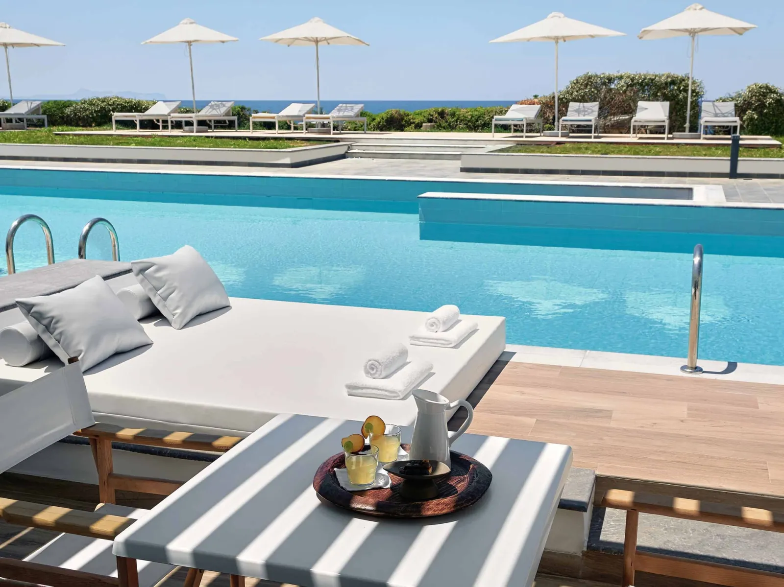 Grecotel Luxme White, Rethymno, Grčka — Swim-Up Guestroom Sea View with Garden