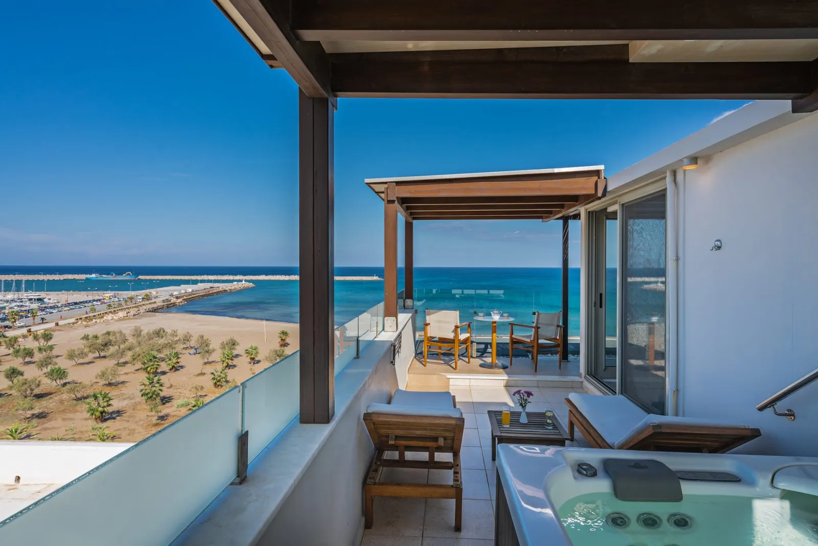 Kriti Beach Hotel, Rethymno, Grčka — Deluxe Suite Sea View & Jacuzzi
