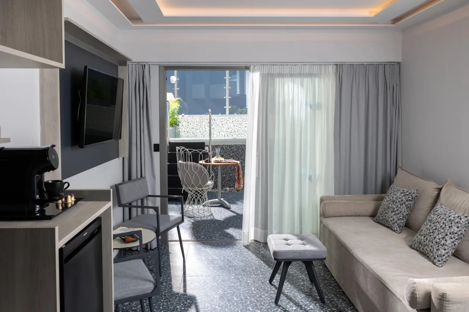 Pearl Seabreeze Suites, Rethymno, Grčka — Family Suite with Private Plunge Pool