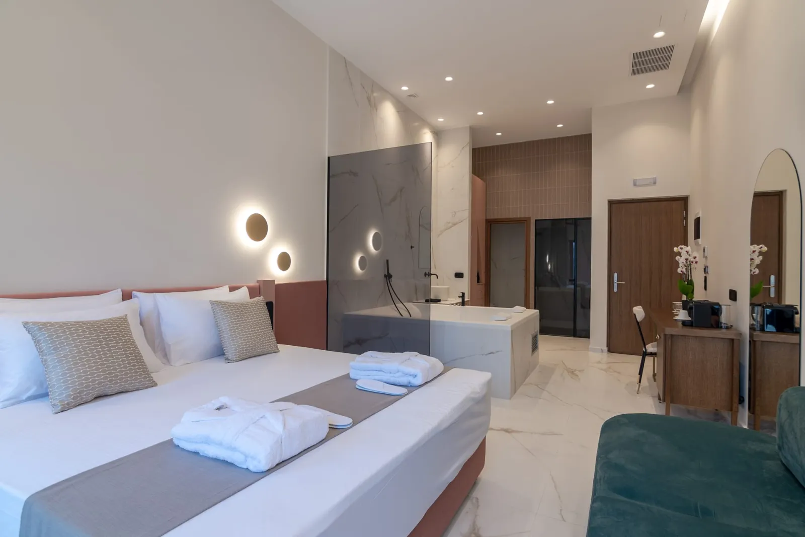 Rentado Vacation Rental Management, Grčka — Deluxe Suite with Indoor Jacuzzi - City View | Rethymnon Old Town