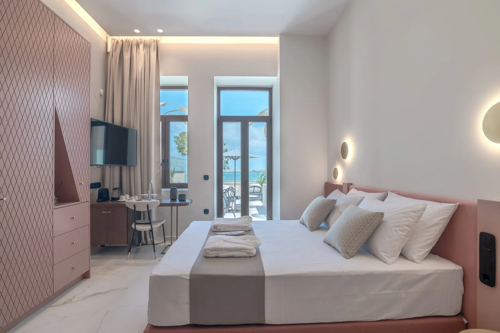 Rentado Vacation Rental Management, Grčka — Executive Suite with Outdoor Jacuzzi - Sea View | Rethymnon Old Town