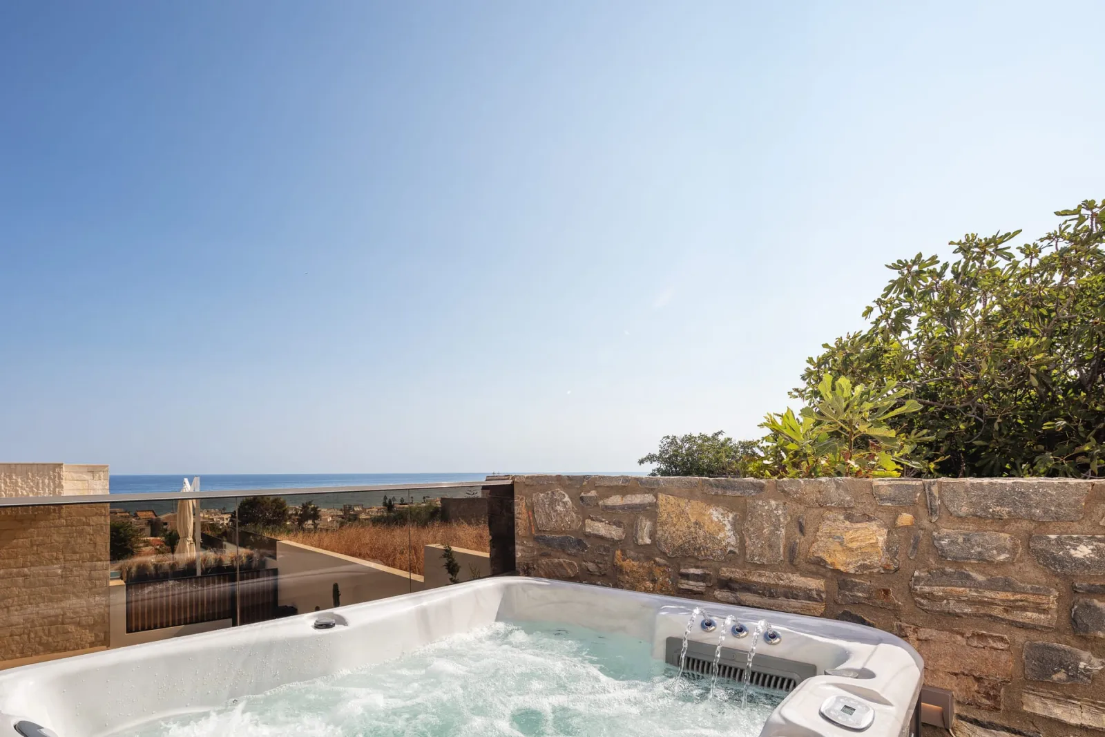 Rentado Vacation Rental Management, Grčka — Paris Seaview Apartment with outdoor Jacuzzi | Rethymno Town