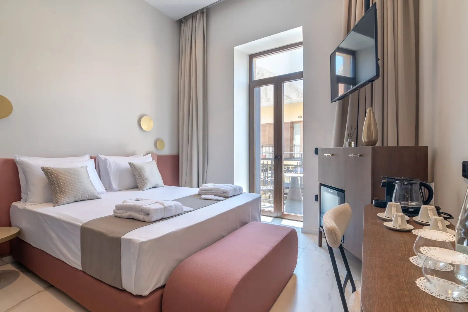 Rentado Vacation Rental Management, Grčka — Superior Suite with Indoor Jacuzzi - City View | Rethymnon Old Town