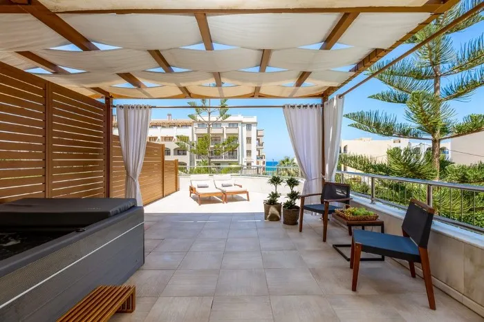 Theartemis Palace, Rethymno, Grčka — Family Suite Premium with Outdoor Jetted Tub