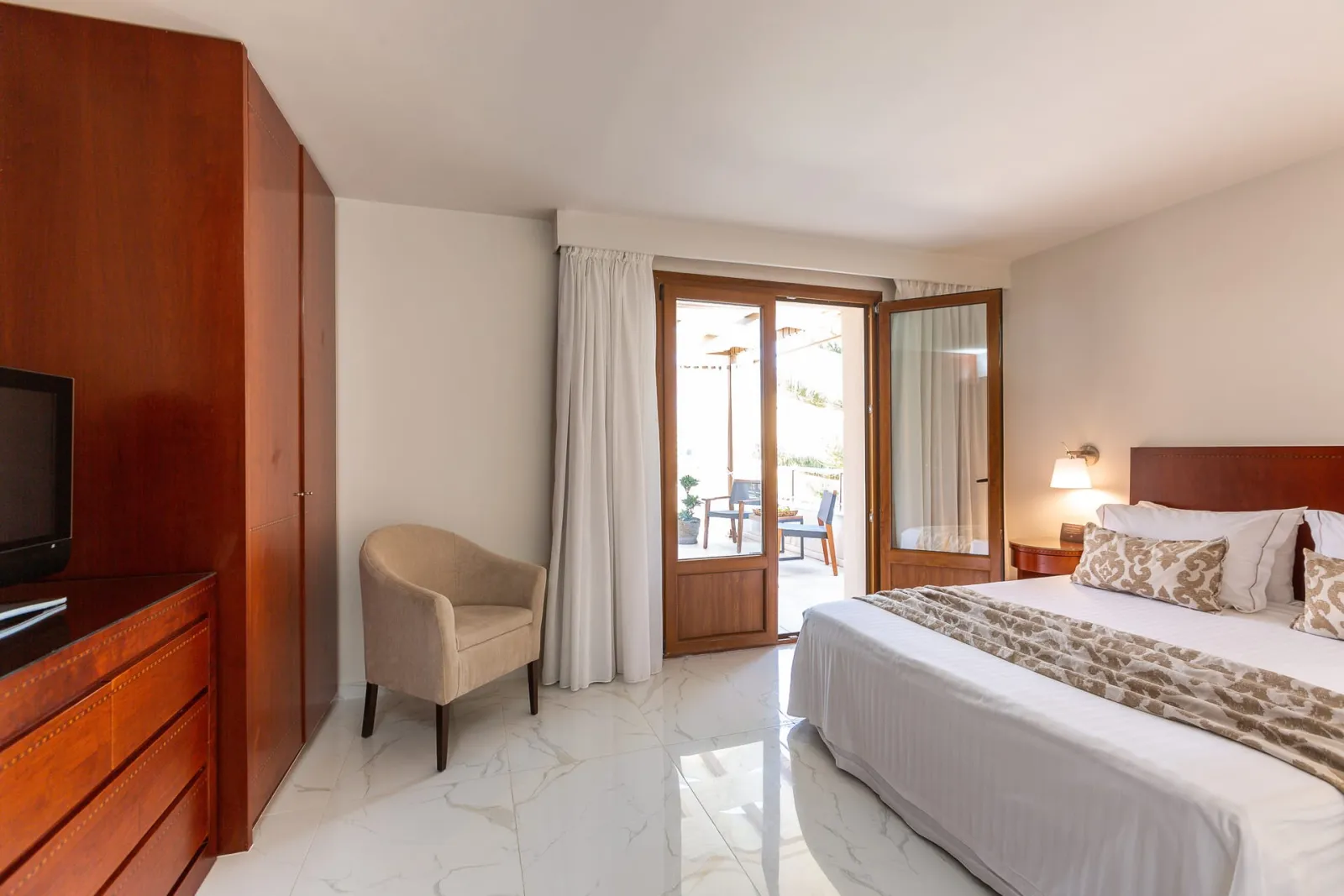 Theartemis Palace, Rethymno, Grčka — Premium Family Suite with Outdoor Jetted Tub