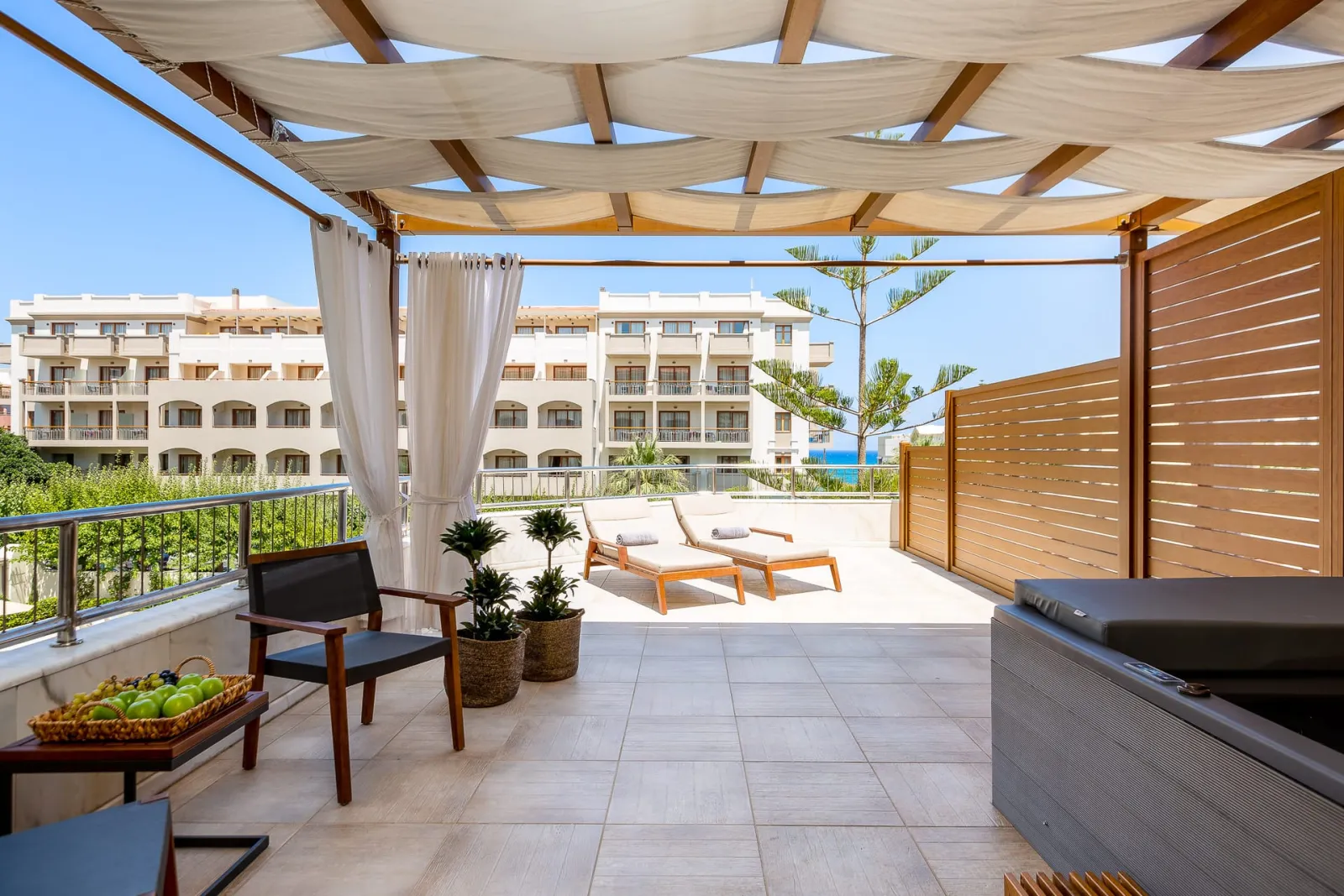 Theartemis Palace, Rethymno, Grčka — Premium Suite with Outdoor Jetted Tub