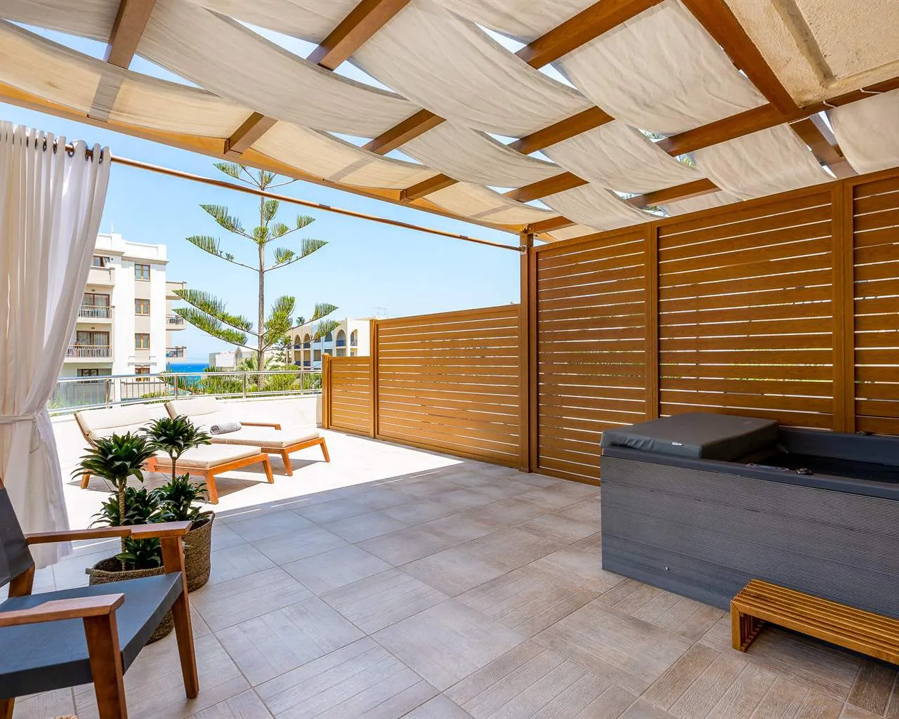 Theartemis Palace, Rethymno, Grčka — Suite Premium with Outdoor Jetted Tub