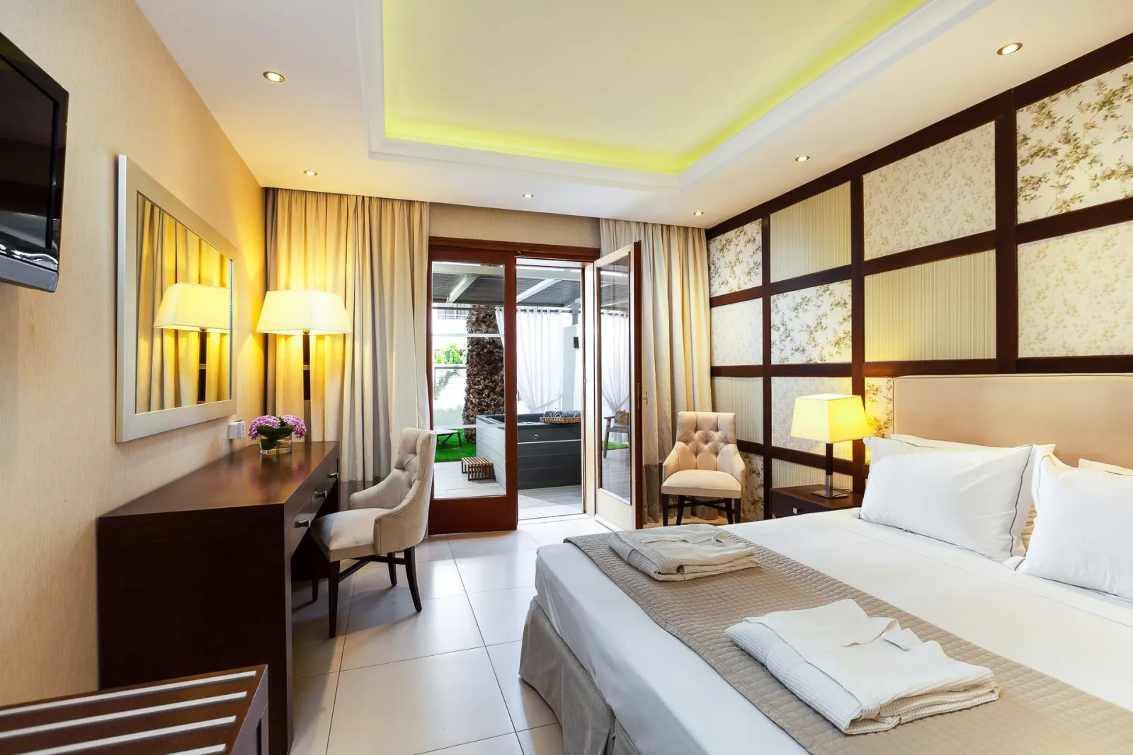 Theartemis Palace, Rethymno, Grčka — Superior Room with Outdoor Jetted Tub