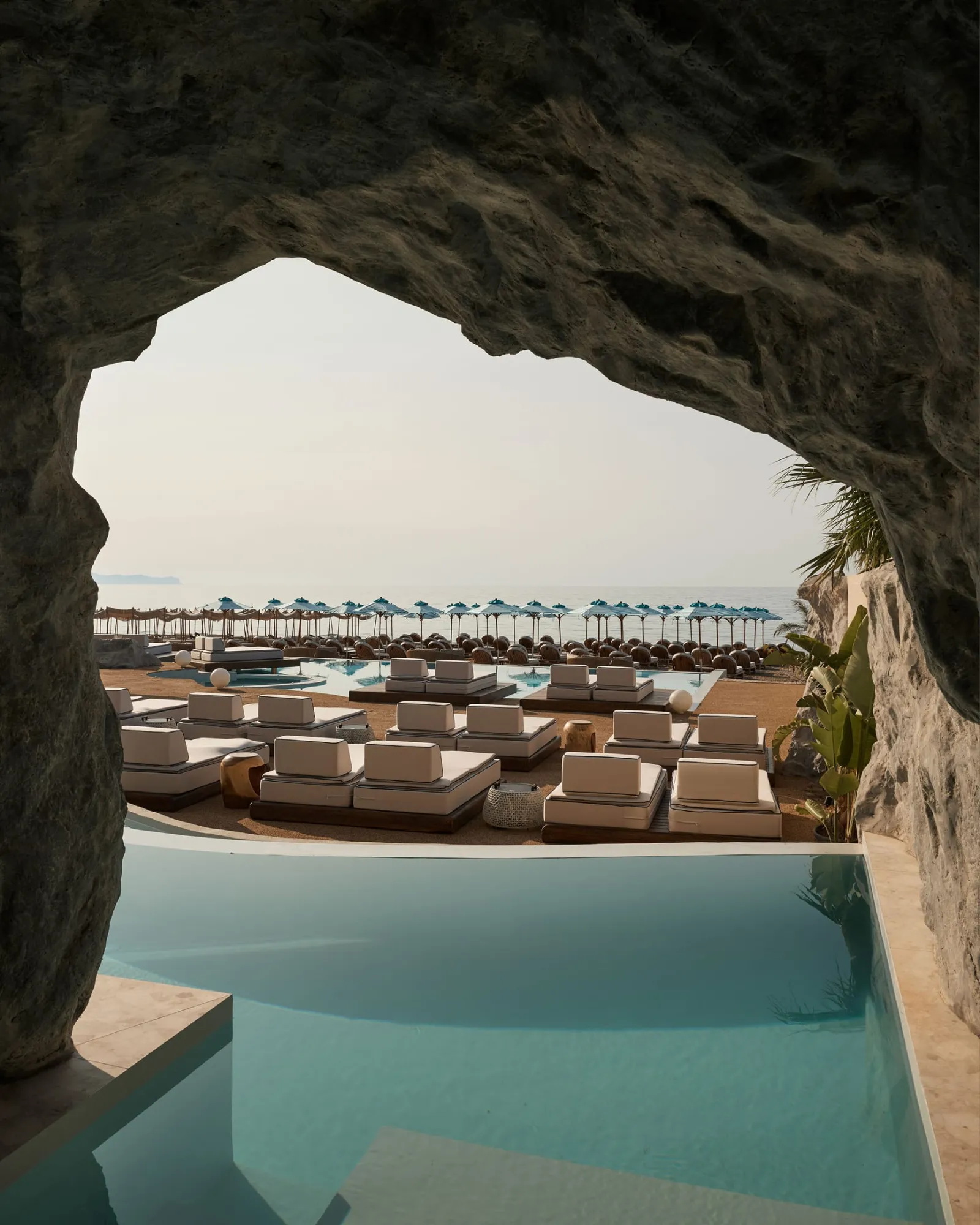 Uzenie All Suites Boutique Resort, Rethymno, Grčka — Cave Oasis Seafront Suite with Individual Pool & Indoor Hydromassage Bathtub