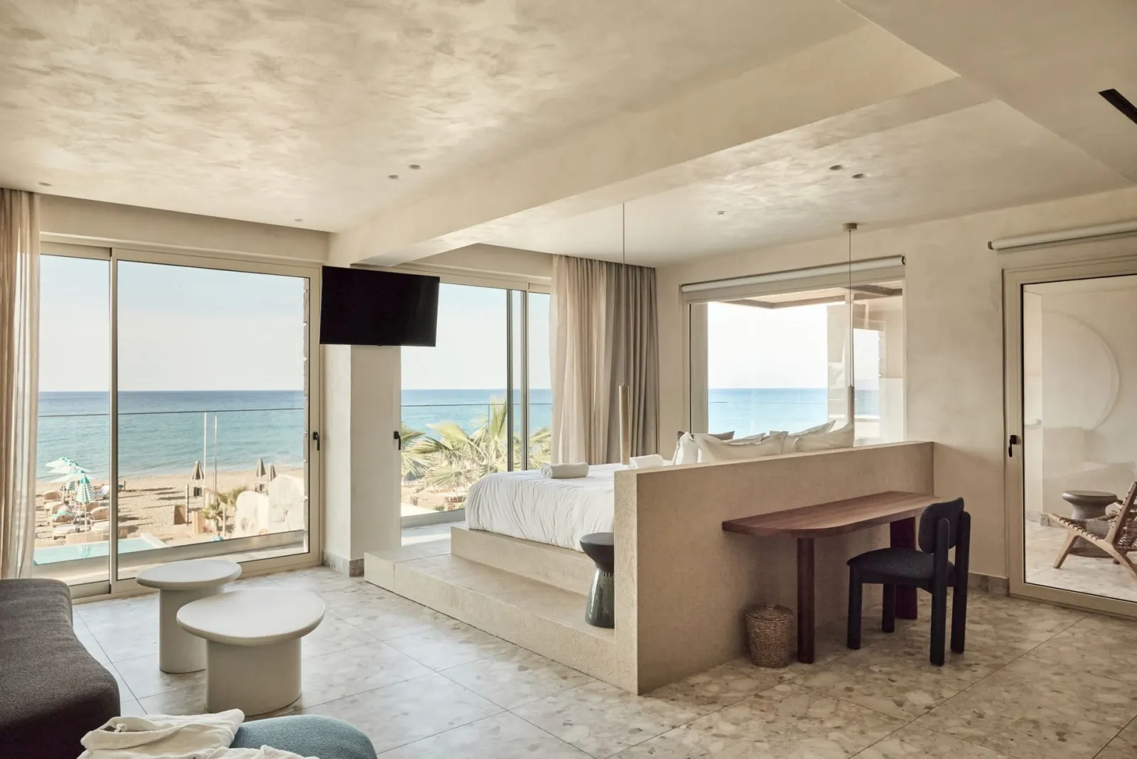 Uzenie All Suites Boutique Resort, Rethymno, Grčka — Horizon Grand Suite Sea View with Outdoor Hydromassage Bathtub