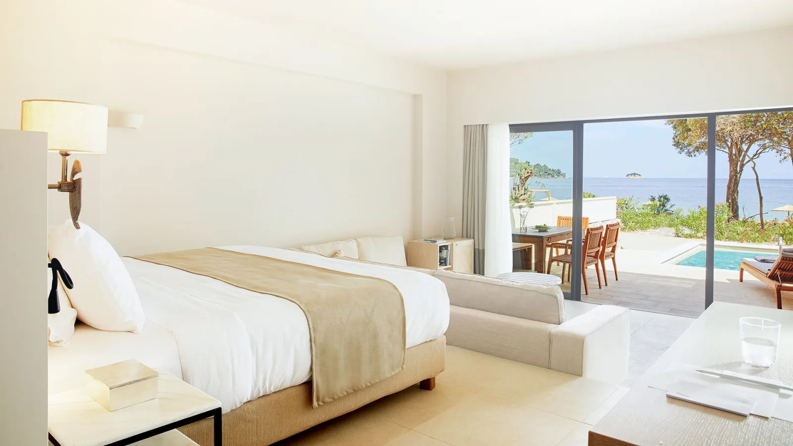 Elivi Skiathos, Koukounaries, Grčka — Beachfront Junior Suite | Grace Rooms & Suites