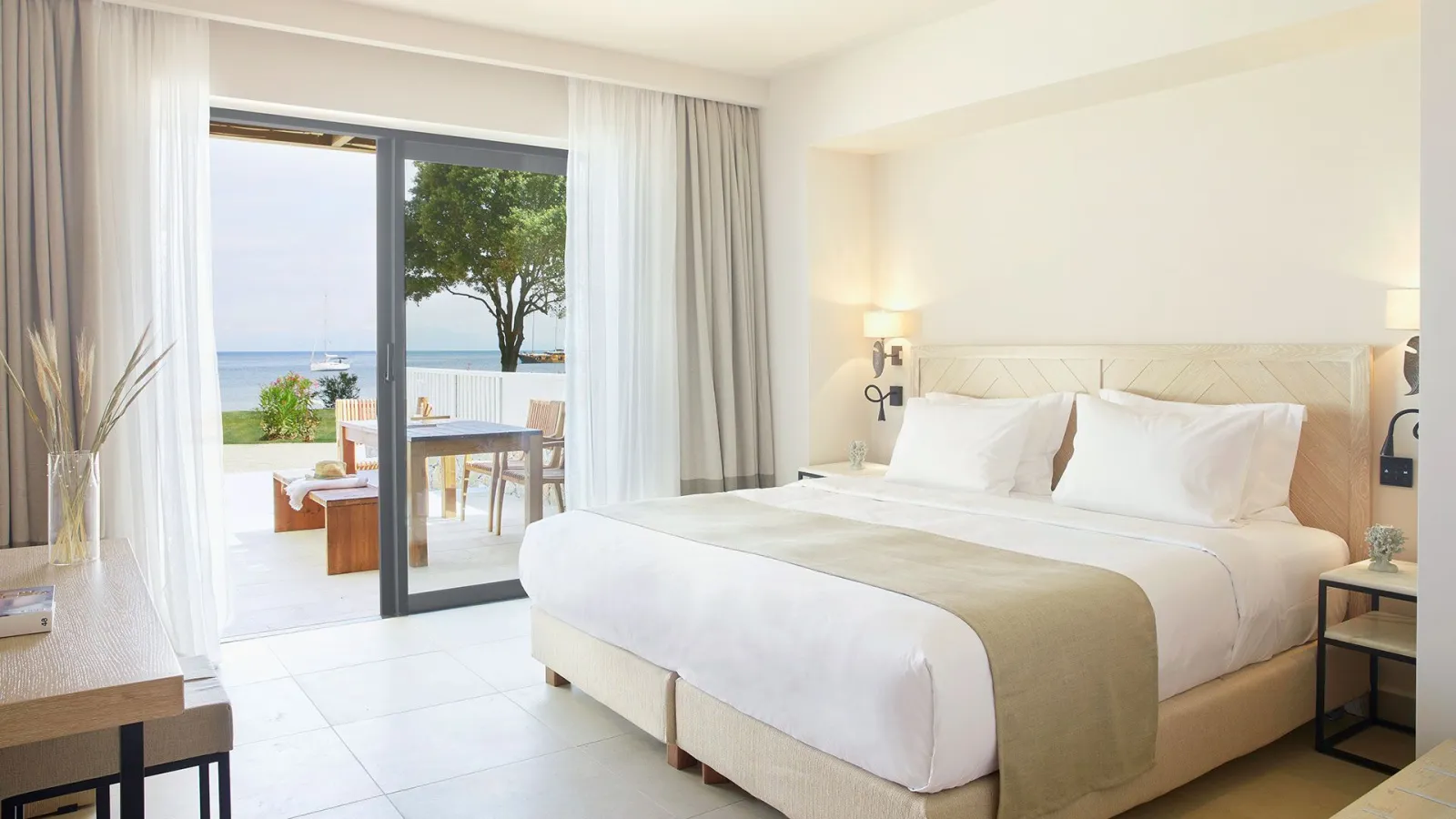 Elivi Skiathos, Koukounaries, Grčka — Beachfront Suite | Grace Rooms & Suites