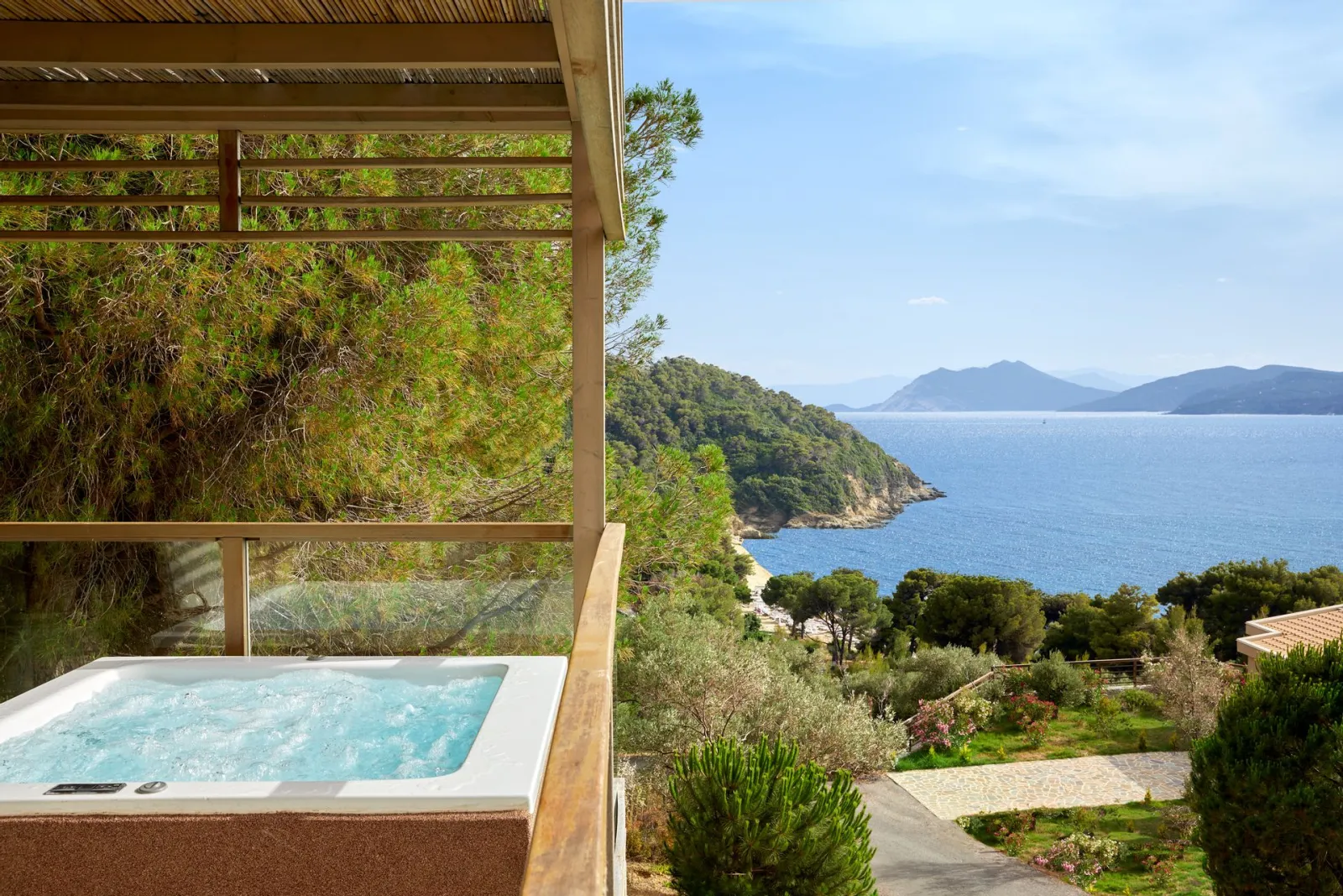 Elivi Skiathos, Koukounaries, Grčka — Junior Suite Hot Tub | Nest Infinity Rooms & Suites