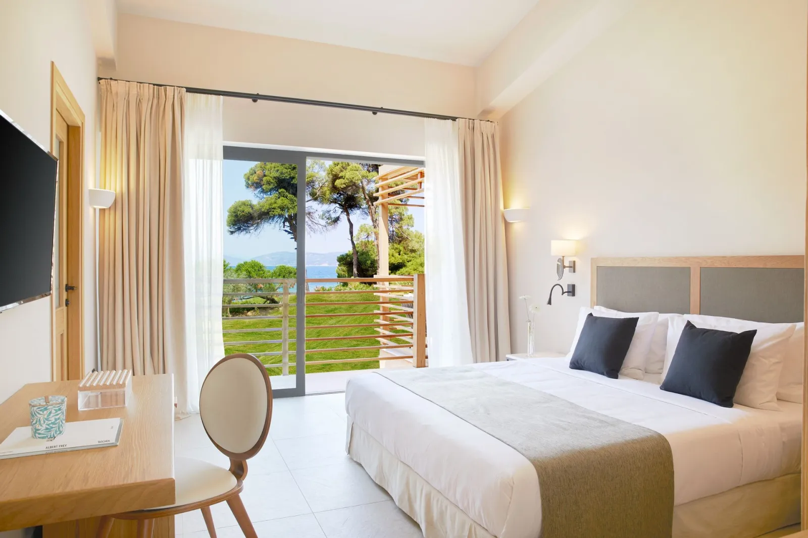 Elivi Skiathos, Koukounaries, Grčka — Seafront Suite Hot Tub | Nest Grove Rooms Villas & Suites