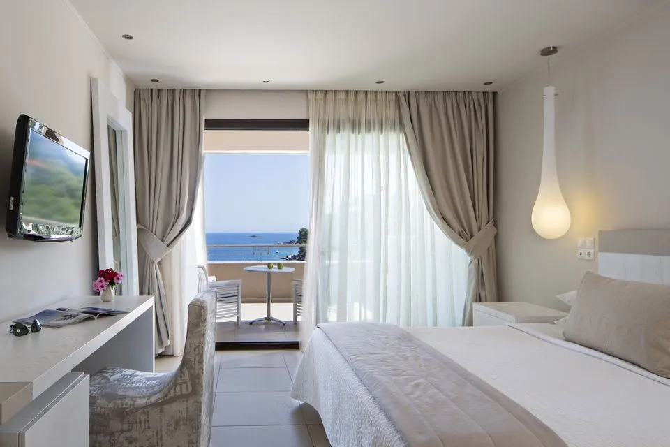 Kassandra Bay Resort, Suites & SPA, Vasilias, Grčka — Deluxe Double with Private Pool Sea View