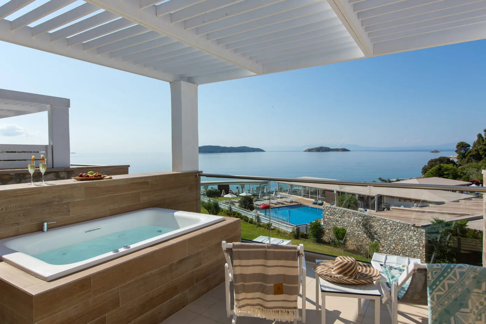 Kassandra Bay Resort, Suites & SPA, Vasilias, Grčka — Junior Suite with Outdoor Jacuzzi Sea View