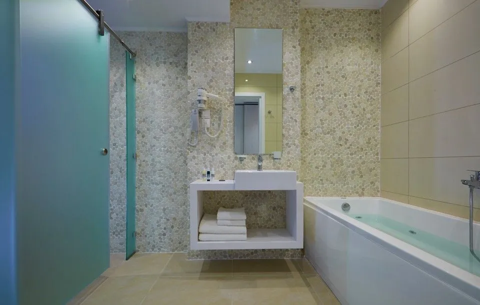 Kassandra Bay Resort, Suites & SPA, Vasilias, Grčka — Suite with Private Pool