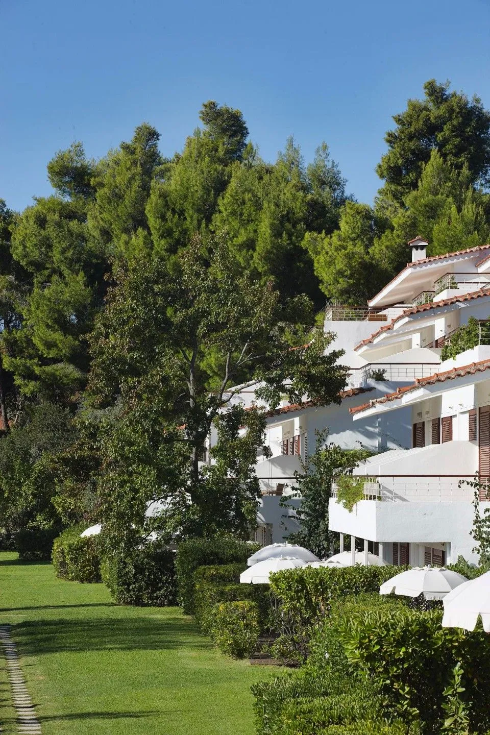 Princess Resort Skiathos SANTIKOS COLLECTION, Agia Paraskevi, Grčka — Family Room with Private Garden
