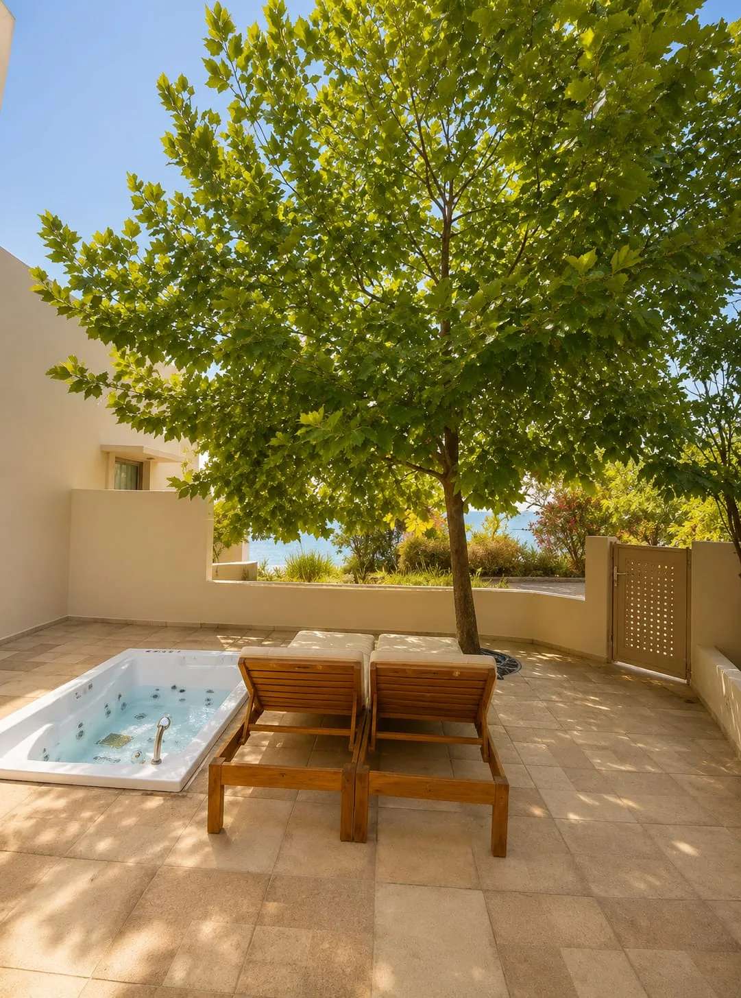 Alonissos Beach Bungalows & Suites Hotel, Milia, Grčka — Superior Bungalow Jacuzzi