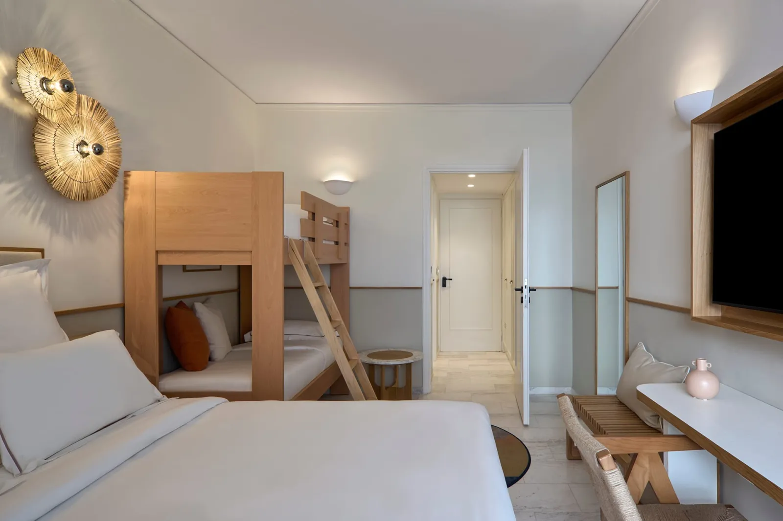 Brown Beach Chalkida, Halkida, Grčka — Family Room with Bunk Bed