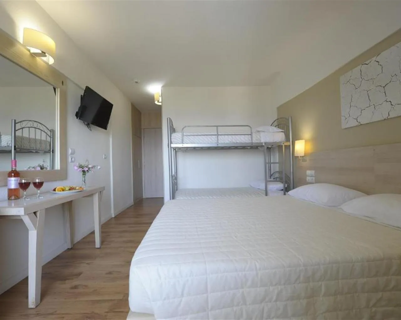 Evia Riviera Resort By Anayia All-Inclusive Resorts, Amirantos, Grčka — Family Room BunkBed