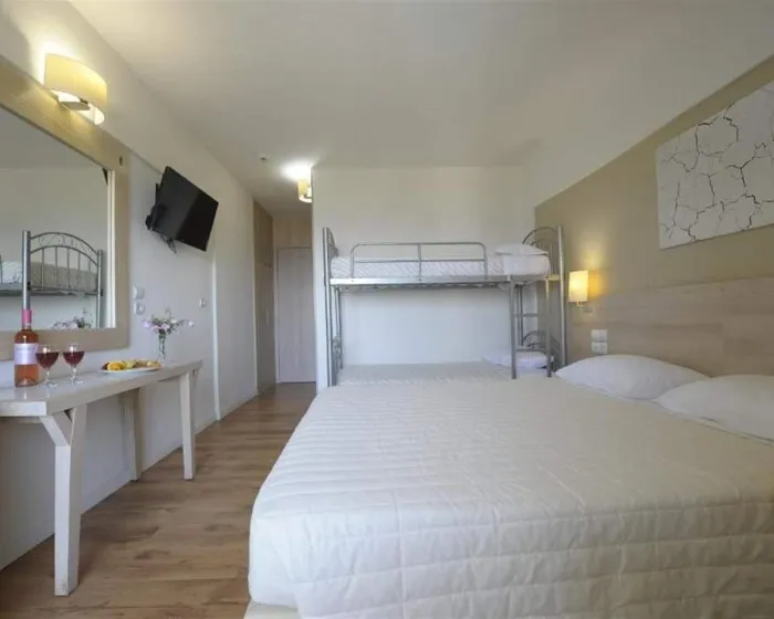 Evia Riviera Resort By Anayia All-Inclusive Resorts, Amirantos, Grčka — Family Room BunkBed Sea View