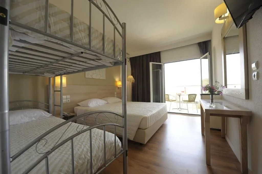 Evia Riviera Resort By Anayia All-Inclusive Resorts, Amirantos, Grčka — Family Room with Bunk Bed