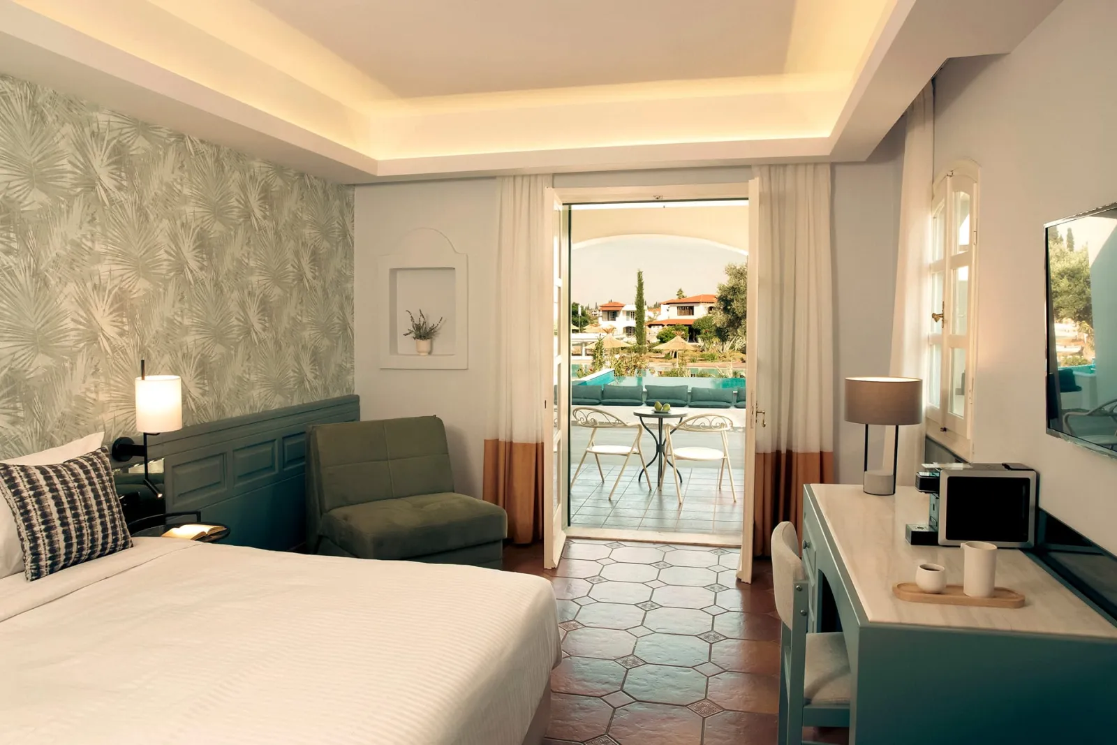 Zeus Eretria Hotel & Spa Resort, Eretria, Grčka — Family Bungalow Suite Garden View Private Pool