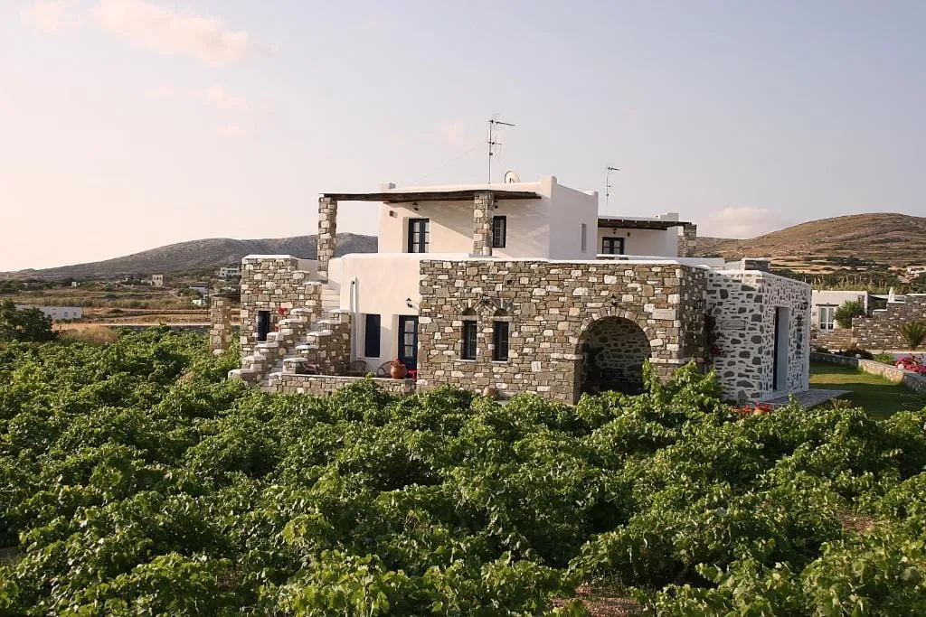 Agrabeli Paros, Nausa