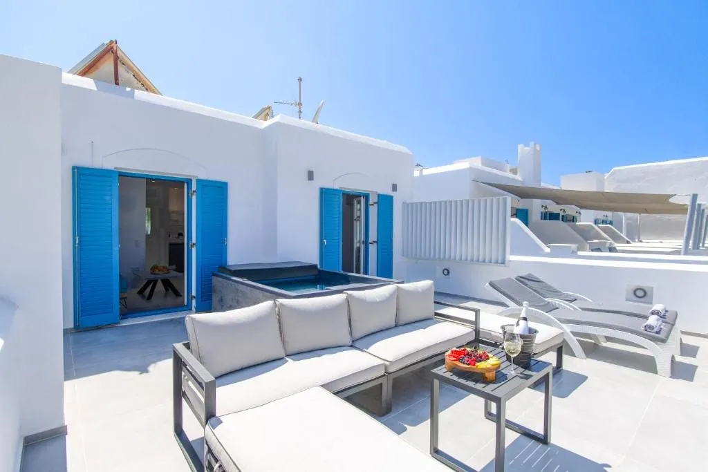 Alexandros Apartments Paros, Nausa, Grčka — Deluxe Suite with Outdoor Hot Tub & Panoramic Sea View
