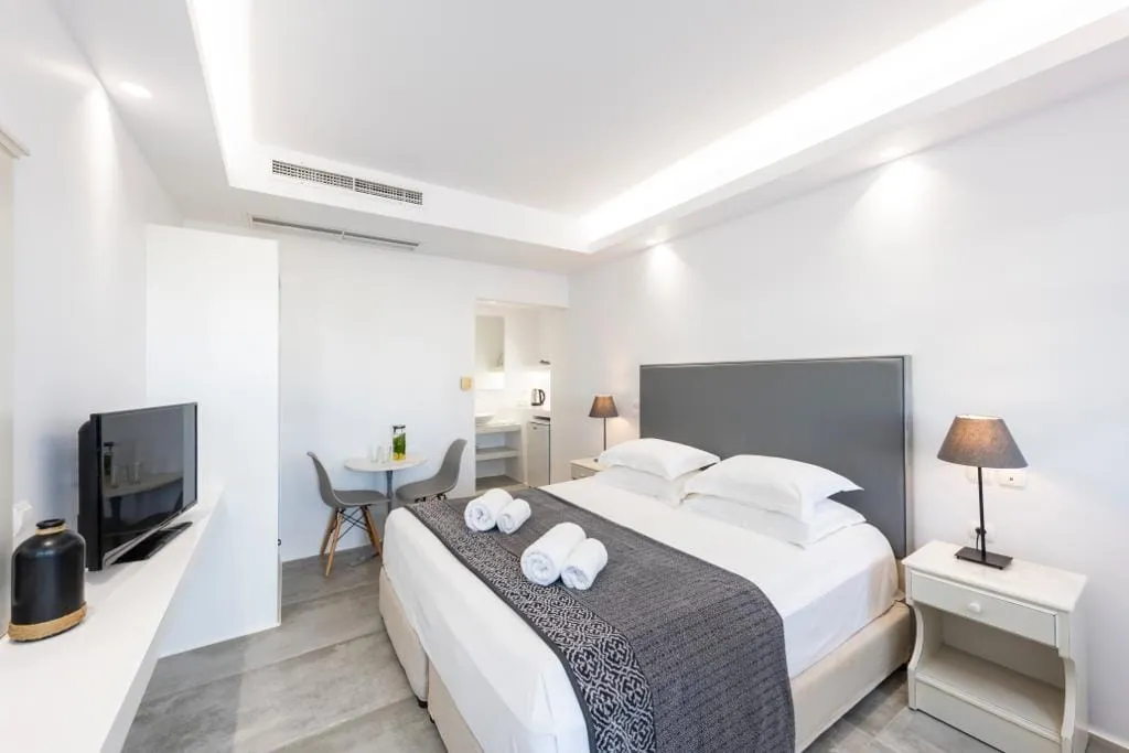 Alexandros Apartments Paros, Nausa, Grčka — Superior Double with Sea View (Pool Level)