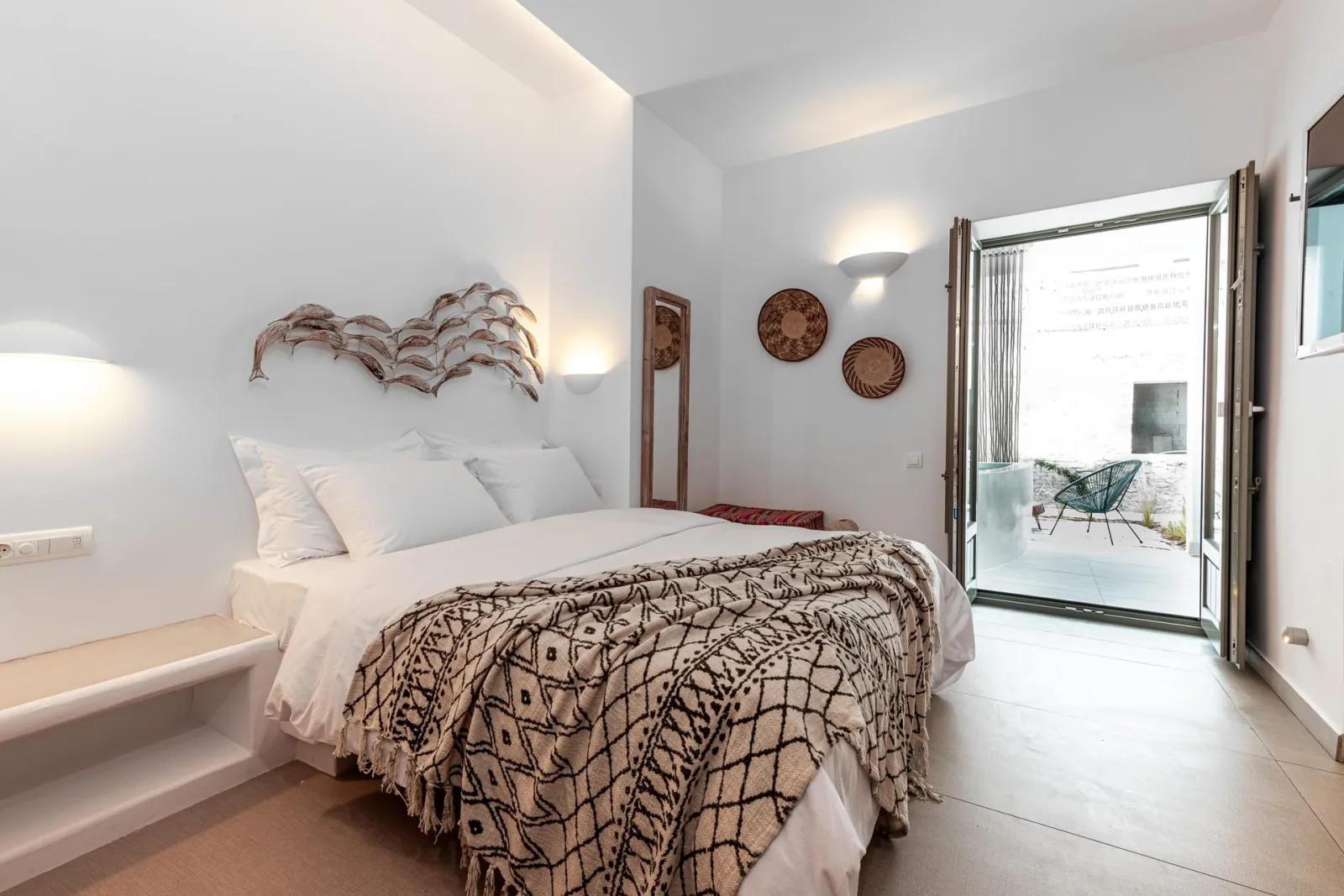 Bohemian Luxury Boutique Hotel Paros, Nausa, Grčka — Honeymoon Suite Outdoor Hot Tub Street View