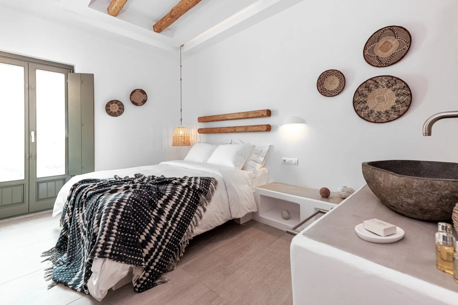 Bohemian Luxury Boutique Hotel Paros, Nausa, Grčka — Junior Spa Suite Street View