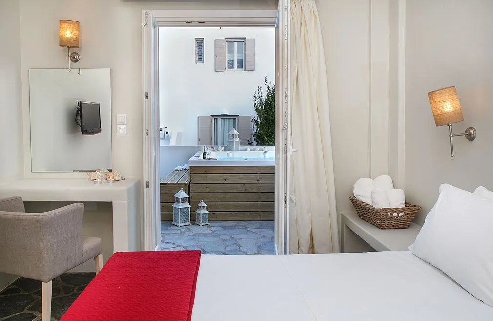 Boudari Boutique Hotel & Suites Paros, Drios, Grčka — Standard Family Suite Exterior Jacuzzi