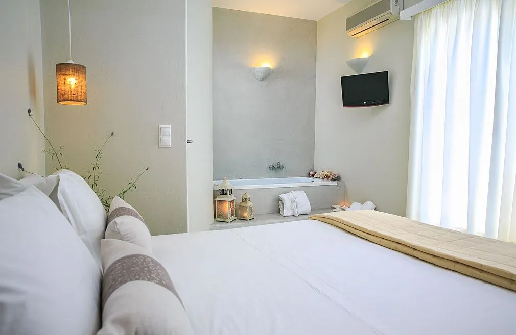 Boudari Boutique Hotel & Suites Paros, Drios, Grčka — Superior Family Suite interior Jacuzzi