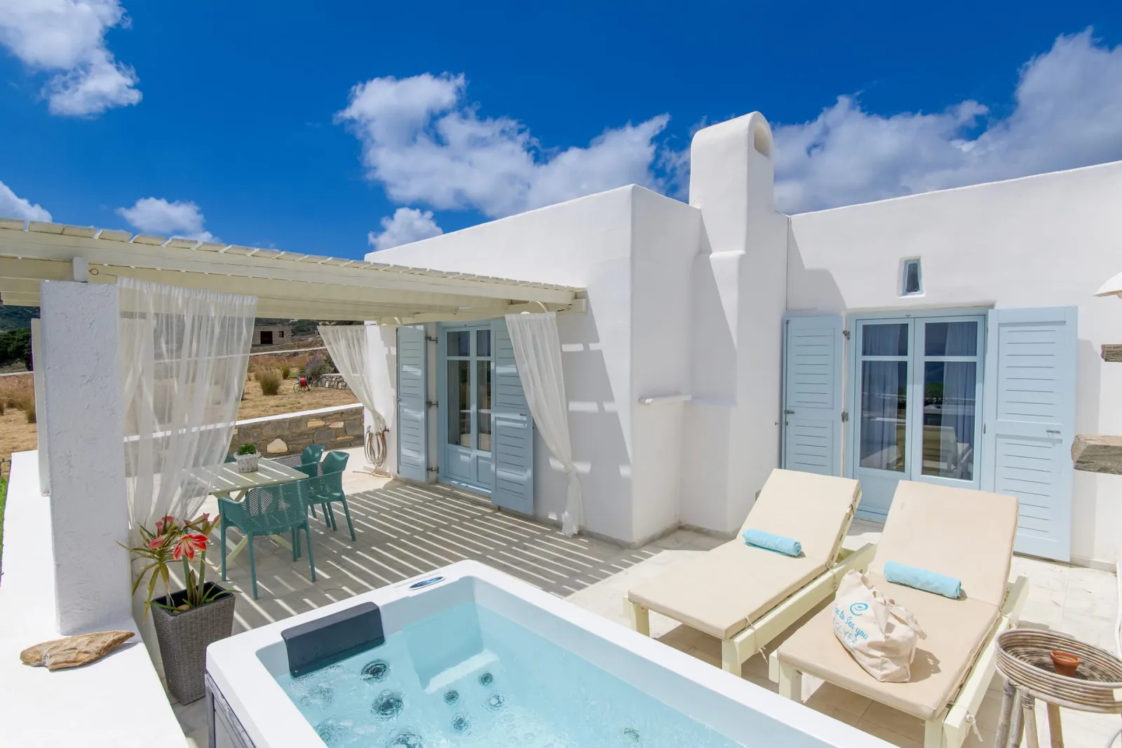 Glyfa Village, Glifa, Grčka — Superior Triple Sea View Suite with outdoor private hot tub