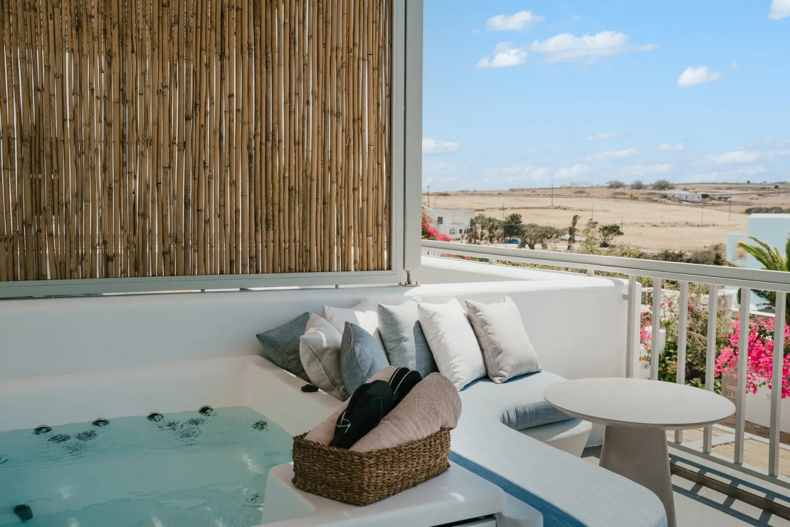 Mr and Mrs White Paros Suites and more, Nausa, Grčka — Deluxe Double Room with Sea View and Jet Tub
