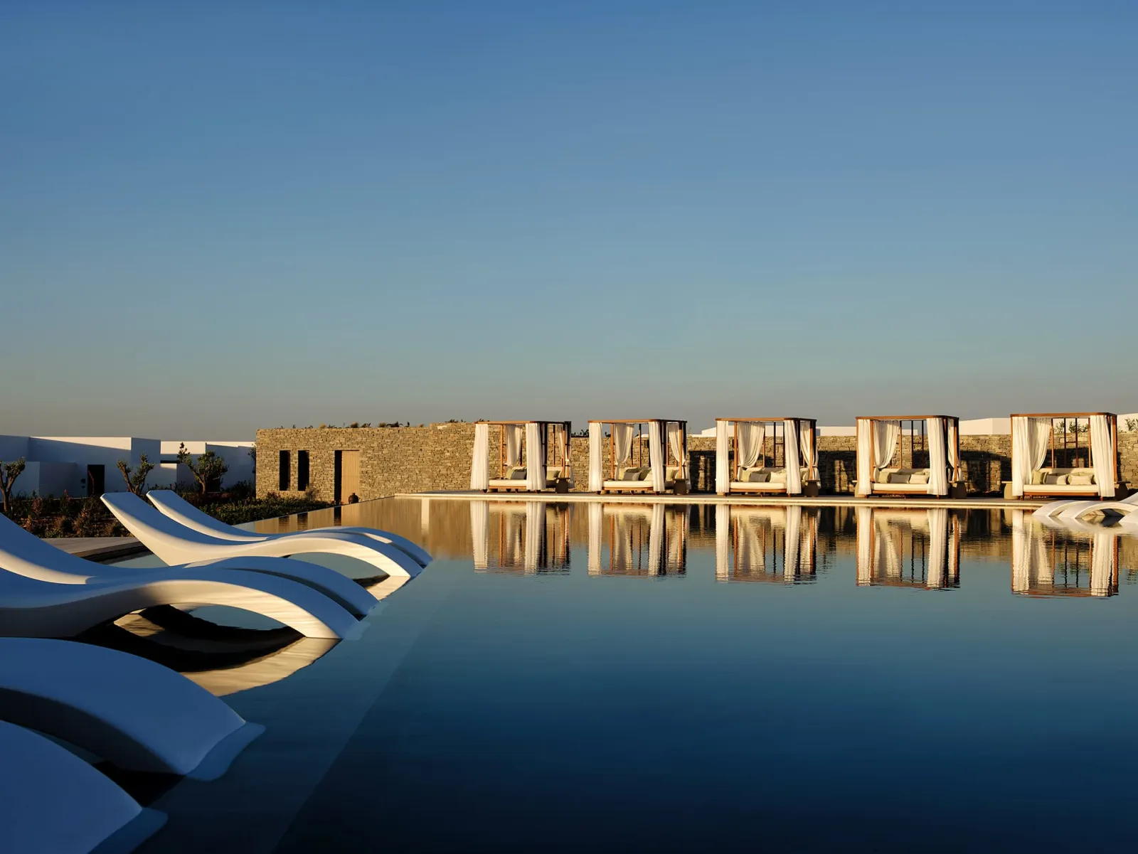 Orosea Paros, Nausa